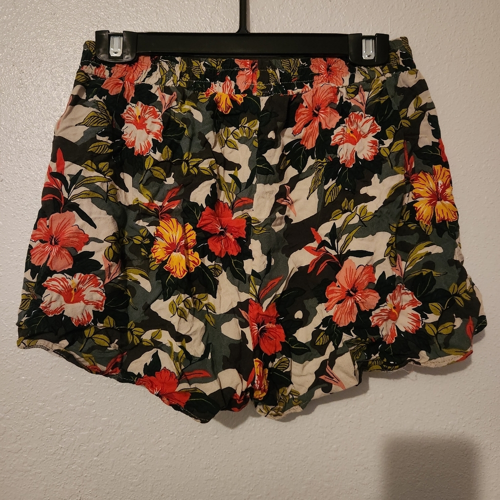 Love by Chesley Floral Shorts - Picture 2 of 5